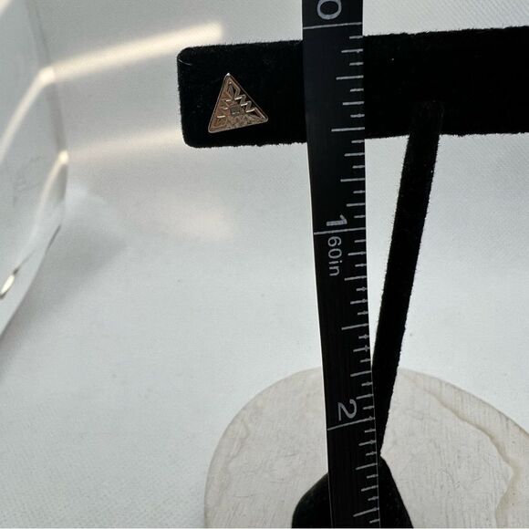 🍭4/$20 Gold tone textured pyramid small post earring - Picture 4 of 4